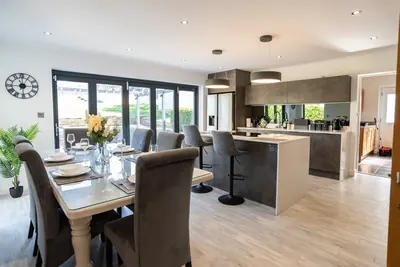 Stalybridge Sanctuary - Luxe Hot Tub Retreat photo 3