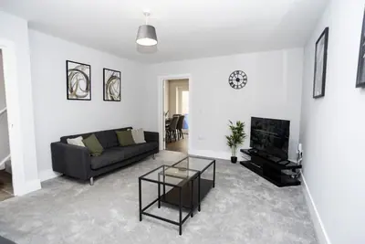Central Telford Home - Sleeps 8 - Private Parking, Telford