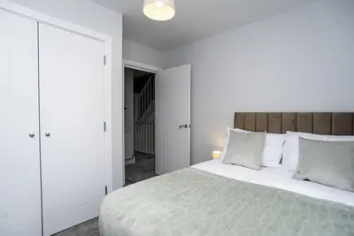 Central Telford Home - Sleeps 8 - Private Parking photo 5